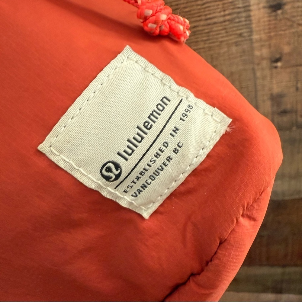 Lululemon Unisex Patch Logo Crossbody Bag 2.5L - Picture 6 of 12